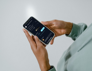 Image d'un homme qui regarde son téléphone